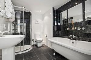 Kylpyhuone majoituspaikassa Giltar Hotel
