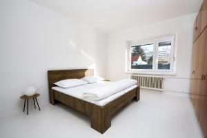 - une chambre avec un lit et une fenêtre dans l'établissement Piestany House With Garden Veronika, à Piešťany