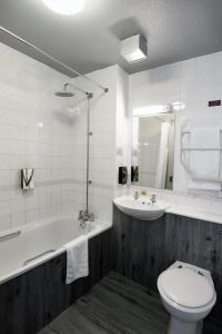 沃靈頓的住宿－Waterside by Greene King Inns，带浴缸、卫生间和盥洗盆的浴室