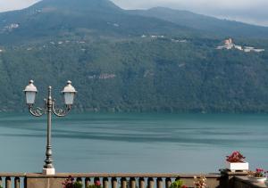 un lampione con vista sul lago di Marbel Gandolfo a Castel Gandolfo
