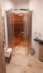 um chuveiro com uma porta de vidro na casa de banho em The Old Convent Holiday Apartments em Fort Augustus