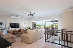 バリートにあるShangri-La 6 Bedroom Ballito Beachfront KBW1のリビングルーム(ソファ2台、テレビ付)