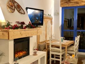 a living room with a fireplace and a television at Apartamentos LÓRIEN Candanchú in Candanchú