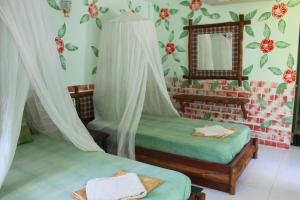 een slaapkamer met twee bedden en een spiegel bij Chill Out Bar and Jungle Bungalows in Krabi town +63 foto's