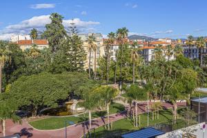 een luchtzicht op een park met bomen en gebouwen bij MY CASA - VICTOR HUGO in Nice