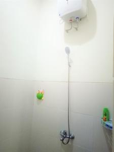 Salle de bains dans l'établissement Alysahouse - 2 Bedrooms, Dekat JTP3