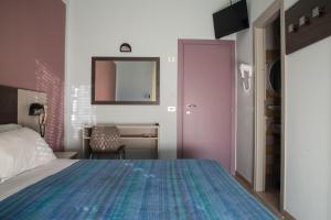 A bed or beds in a room at Hotel Mirage
