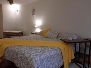 una camera con un letto con una coperta gialla di Tra i Vicoli di Aci ad Acireale