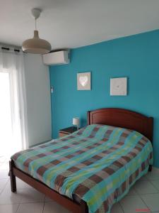 1 dormitorio con 1 cama con pared azul en Alsol C 5365-1, en Quarteira
