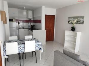 kuchnia i salon ze stołem i krzesłami w obiekcie Alsol C 5365-1 w mieście Quarteira