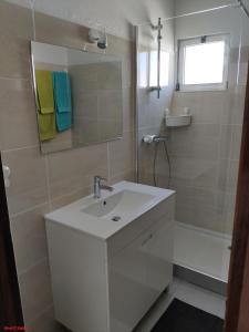 y baño con lavabo, espejo y bañera. en Alsol C 5365-1, en Quarteira
