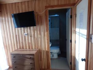 Un baño de Hostal Plaza Maule 34 fotos más