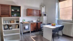 a small kitchen with a stove and a table at Villa Laila in Lodi