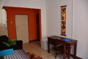 ein Wohnzimmer mit einem Schreibtisch und einem Stuhl in der Unterkunft Tabonina Bis in Livingstone