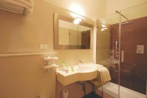 A bathroom at UNAHOTELS Imperial Sport Hotel