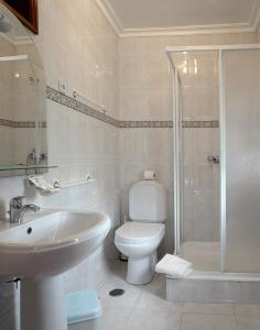 un bagno con wc, lavandino e doccia di Abrigo da Montanha - Alojamento Familiar a Sabugueiro Altre 32 foto