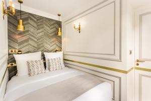 een slaapkamer met een wit bed met 2 kussens bij Luxury 2 Bedroom With Balcony - Louvre & Notre Dame in Parijs