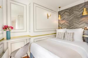 een hotelkamer met een bed en een stoel bij Luxury 2 Bedroom With Balcony - Louvre & Notre Dame in Parijs