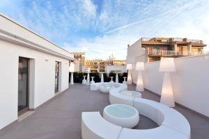 een balkon met witte toiletten bovenop een gebouw bij All'ombra in Andria