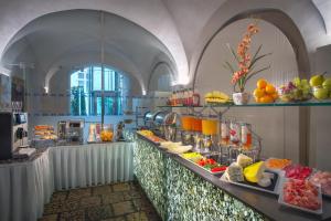 uma linha de buffet com muitas frutas e legumes em Three Storks em Praga