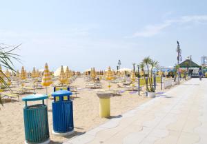 リド・ディ・イエゾロにある"La Fenice N. 2"の砂浜のビーチ(椅子、パラソル付)