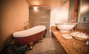 a bathroom with a bath tub and a sink at Vichayito Bungalows & Carpas in Vichayito