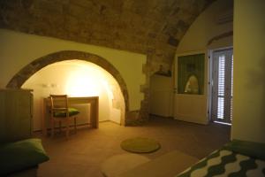 Una habitación con una mesa y una silla en una habitación en Siqillya, en Ragusa