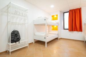 Postel nebo postele na pokoji v ubytování Benarrabá Hostel