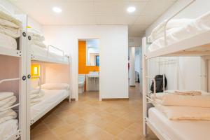 Posteľ alebo postele v izbe v ubytovaní Benarrabá Hostel