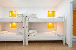 Postel nebo postele na pokoji v ubytování Benarrabá Hostel
