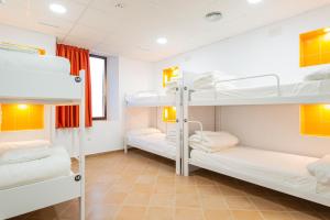 Postel nebo postele na pokoji v ubytování Benarrabá Hostel