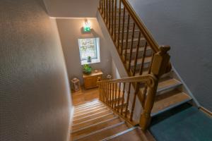 eine Treppe mit einem Holzgeländer und einer Treppe in der Unterkunft Hotel intakt in Bedburg