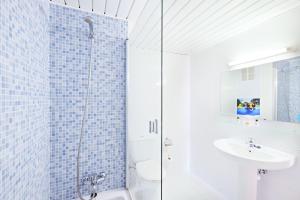 Koupelna v ubytování azuLine Hotel Pacific