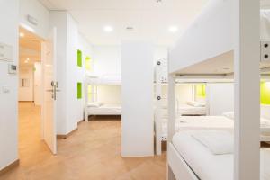Postel nebo postele na pokoji v ubytování Benarrabá Hostel
