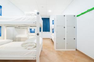 Postel nebo postele na pokoji v ubytování Benarrabá Hostel