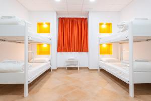 Postel nebo postele na pokoji v ubytování Benarrabá Hostel