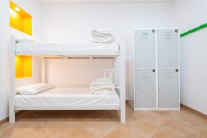Postel nebo postele na pokoji v ubytování Benarrabá Hostel