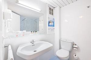 Koupelna v ubytování azuLine Hotel Pacific