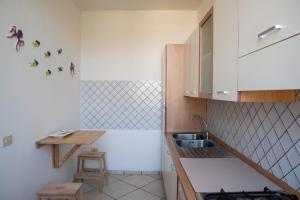 une petite cuisine avec évier et comptoir dans l'établissement Casa Vacanze Mare Blue, à Vietri