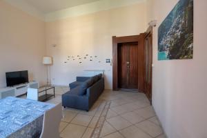 A television and/or entertainment centre at Casa Mare Blue