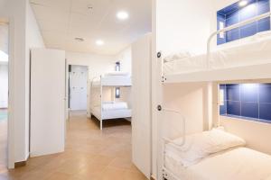 Postel nebo postele na pokoji v ubytování Benarrabá Hostel