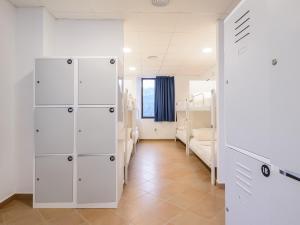 Postel nebo postele na pokoji v ubytování Benarrabá Hostel