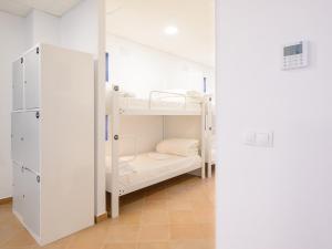 Postel nebo postele na pokoji v ubytování Benarrabá Hostel