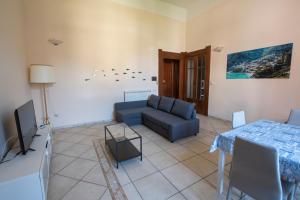 A television and/or entertainment centre at Casa Mare Blue