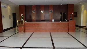 una sala con un banco y un juicio en Taleen AlMasif hotel apartments, en Riad