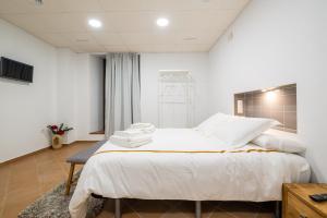 Postel nebo postele na pokoji v ubytování Benarrabá Hostel