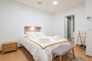Postel nebo postele na pokoji v ubytování Benarrabá Hostel