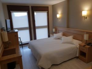 Cama o camas de una habitación en Hotel Alda A Boira