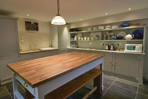 una cucina con piano di lavoro in legno di Chesthill House and Estate, Glen Lyon ad Aberfeldy