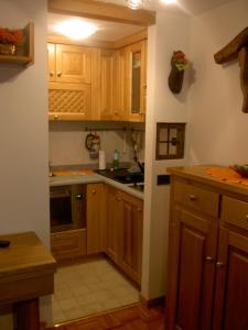 a kitchen with wooden cabinets and a counter top at Oasi Budden 1 in Breuil-Cervinia